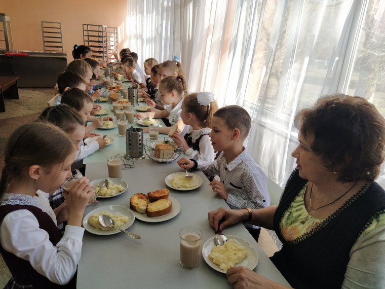 МОАУ СОШ 71 приняла участие в муниципальной акции &quot;Завтрак с директором&quot; в рамках проведения Всероссийской недели здорового питания.