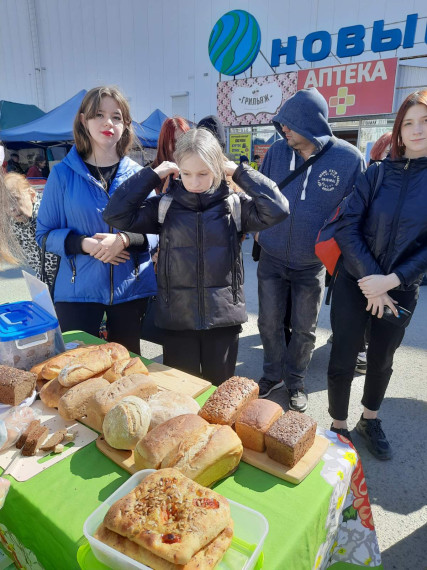 В рамках реализации мероприятий, посвященных Всероссийской неделе питания, учащиеся 8 б класса посетили рынок.