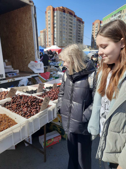 В рамках реализации мероприятий, посвященных Всероссийской неделе питания, учащиеся 8 б класса посетили рынок.